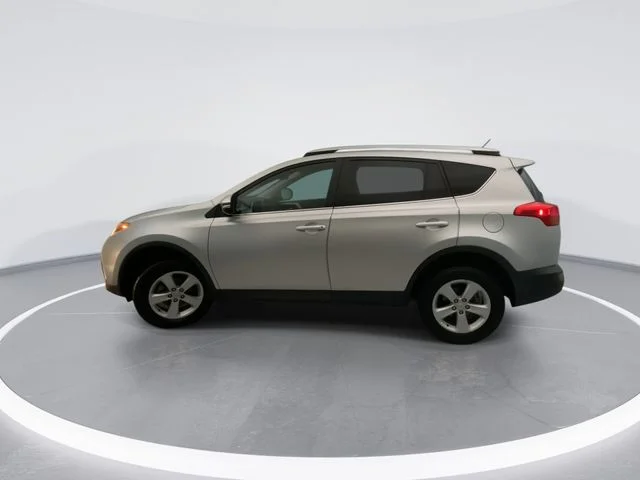 Used 2014 Silver Toyota XLE image 9