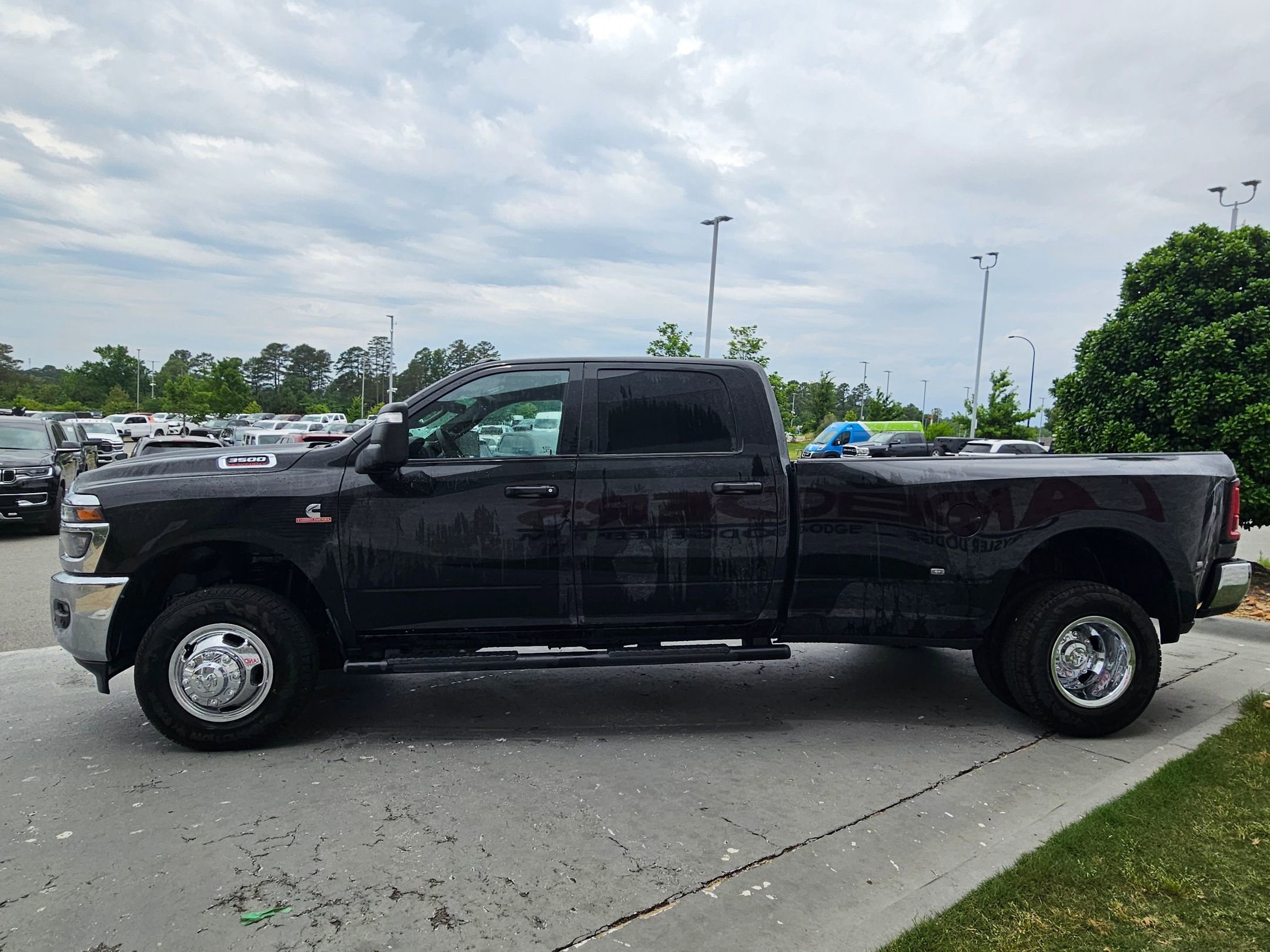 New 2026 Diamond Black Crystal Pearl-Coat Exterior Paint RAM Tradesman image 4
