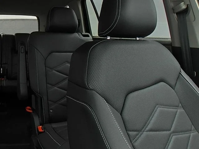 New 2026 Black Volkswagen 2.0T SE w/Technology image 39