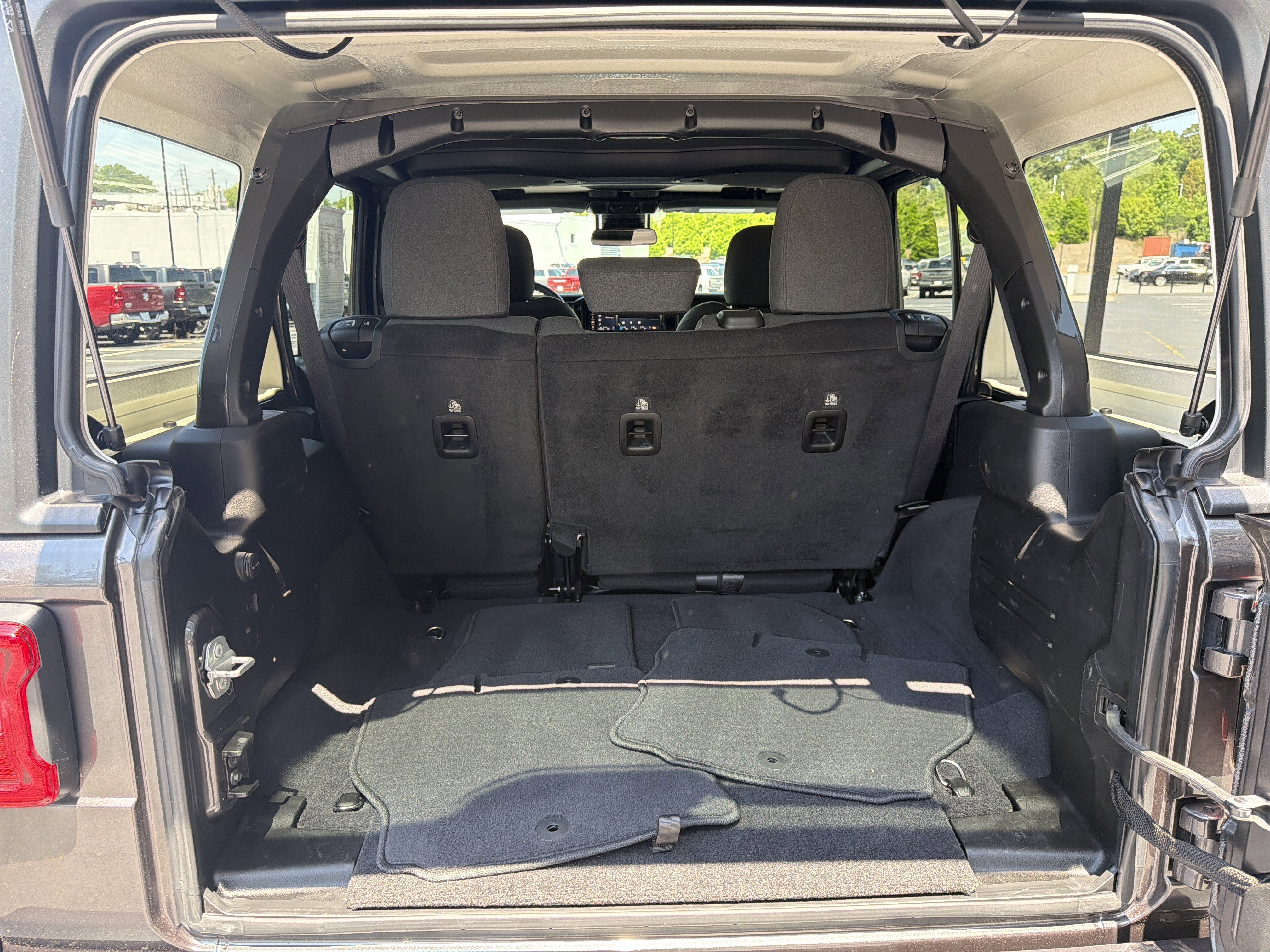 Used 2025 Granite Crystal Metallic Clearcoat Jeep Rubicon image 22