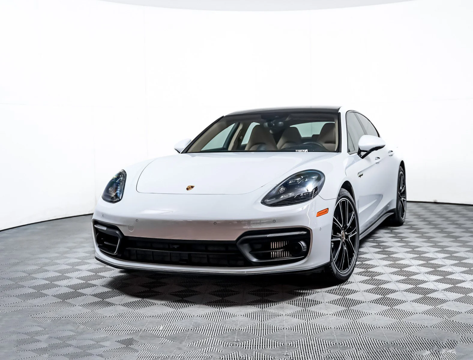 2023 Porsche Panamera 4S E-Hybrid's photo