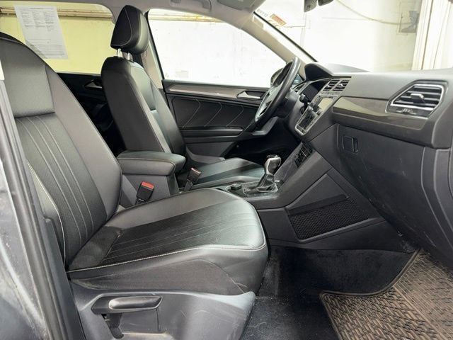 Used 2022 Silver Volkswagen SE image 21
