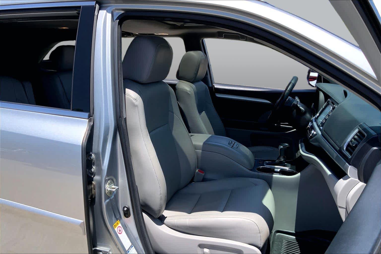 Used 2018 Celestial Silver Metallic Toyota XLE image 9
