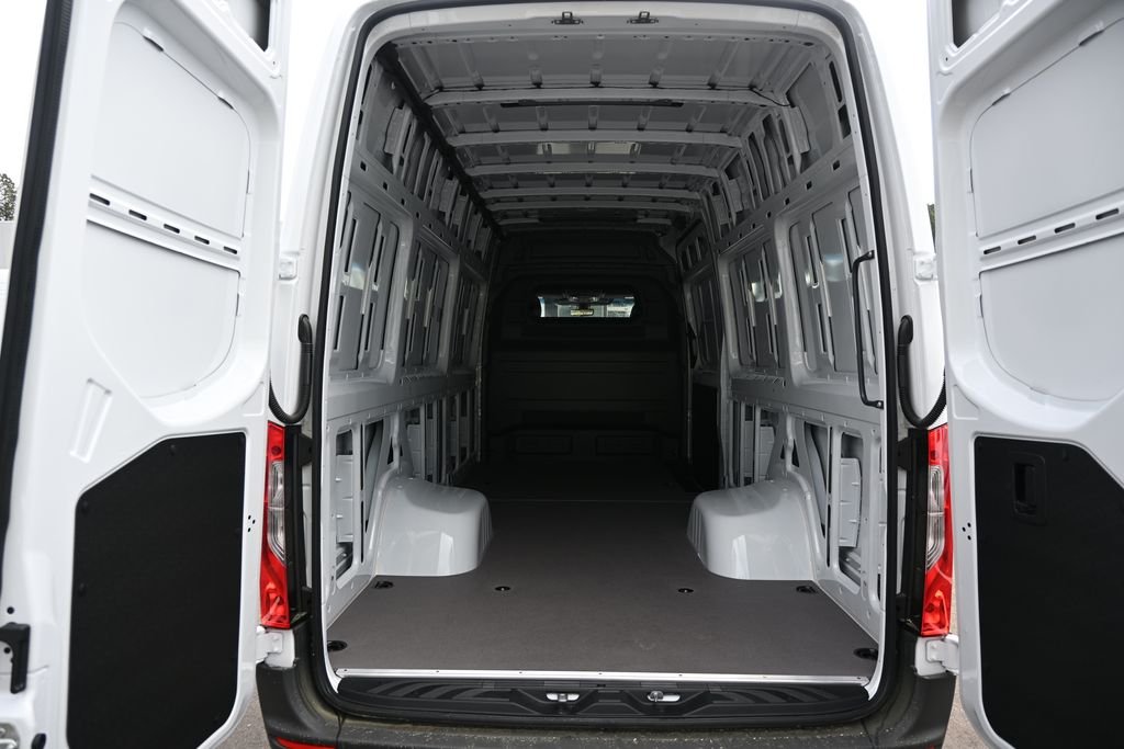 Used 2026 Arctic White Mercedes-Benz Cargo 170 WB image 28