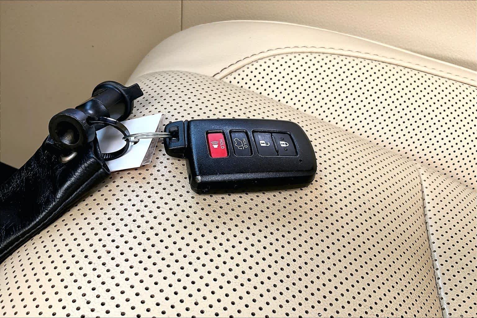 Used 2018 Blizzard Pearl Toyota Limited image 15