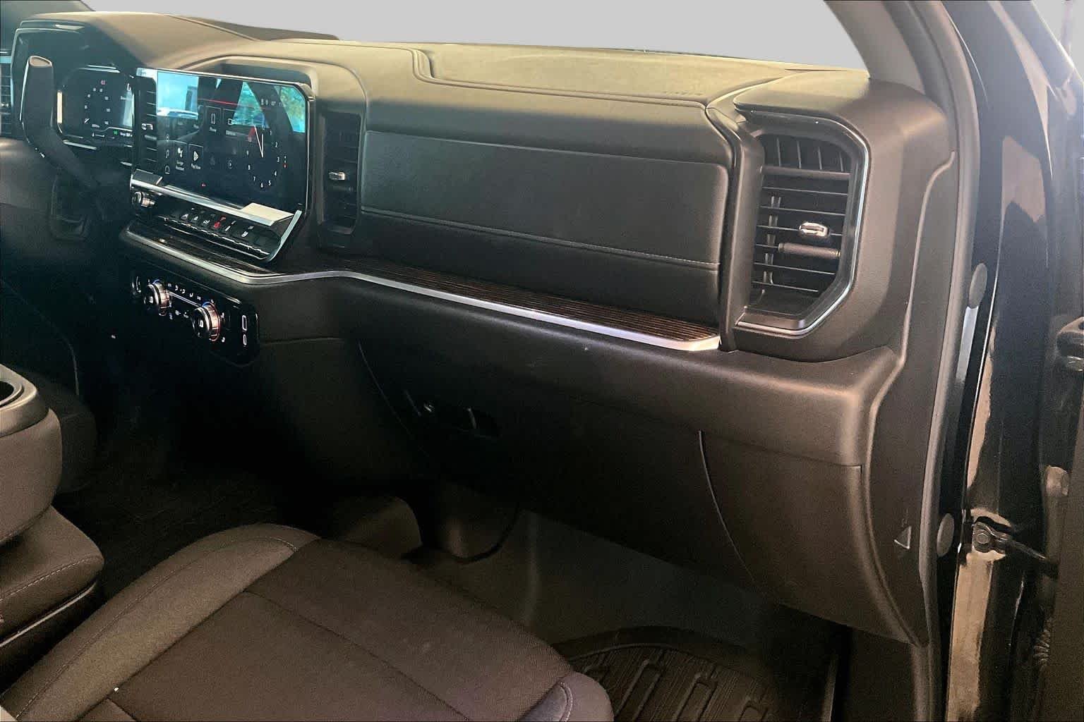 Used 2024 Onyx Black GMC Elevation image 17