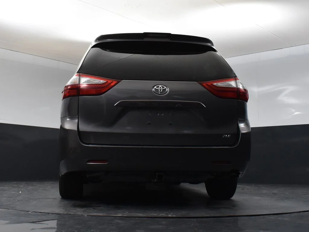 Used 2018 Gray Toyota XLE image 10