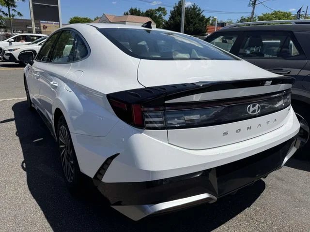 Used 2025 White Hyundai SEL image 10