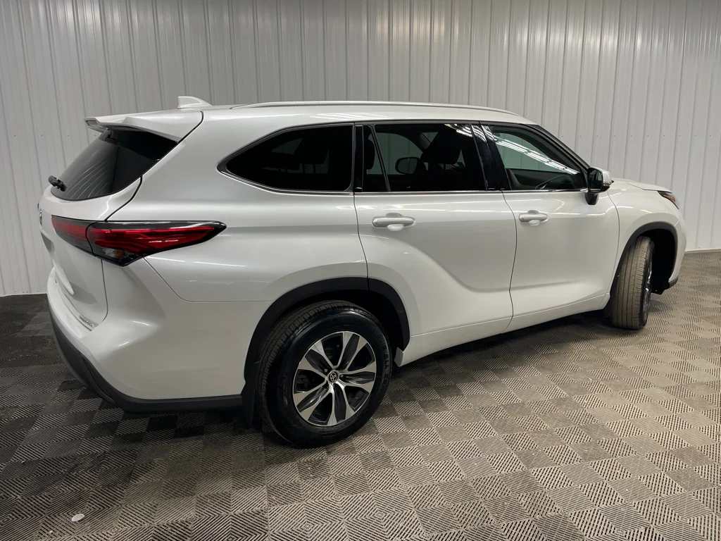 Used 2022 Beige Toyota XLE image 3