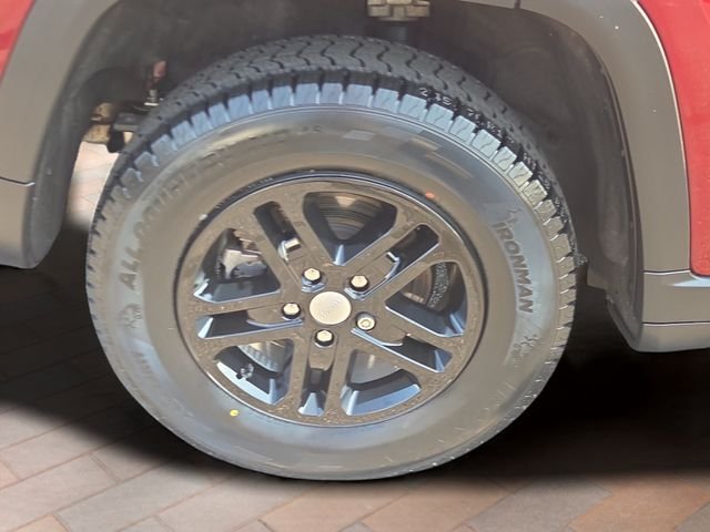 Used 2023 Velvet Jeep Laredo image 3