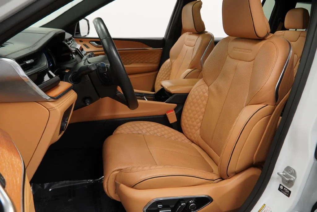 Used 2024 White Jeep Summit Reserve image 3