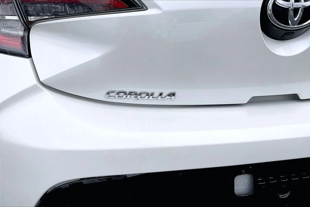 Used 2019 White Toyota SE image 35