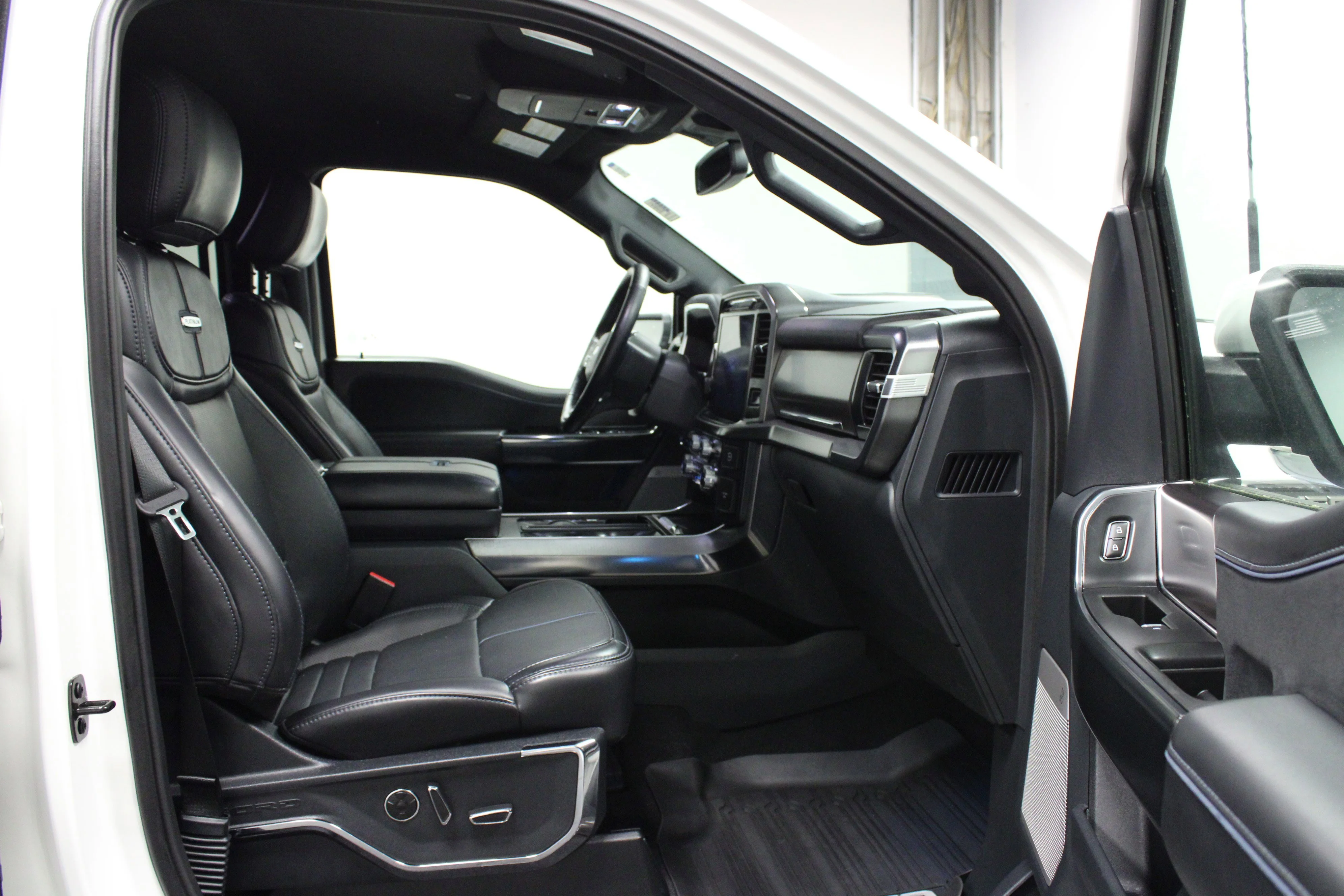 Used 2025 Star White Metallic Tri-Coat Ford Platinum image 17