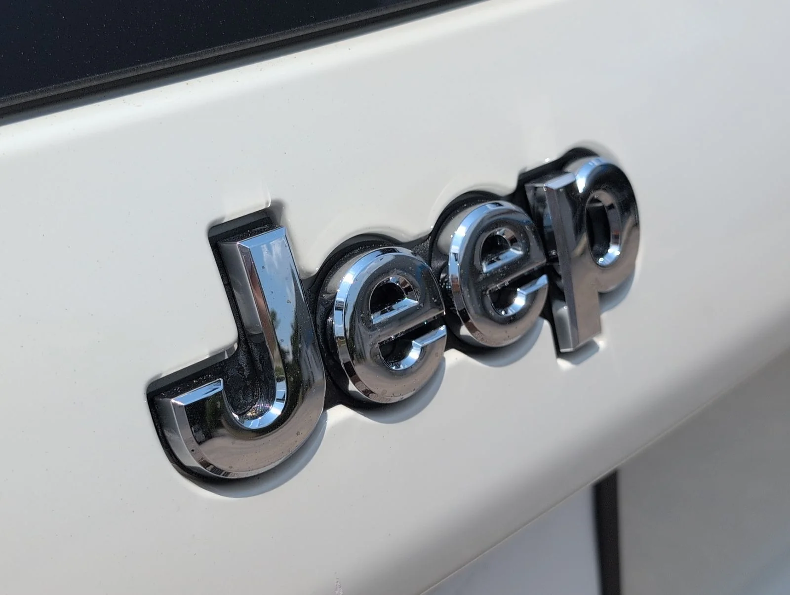 Used 2019 White Jeep Overland image 6