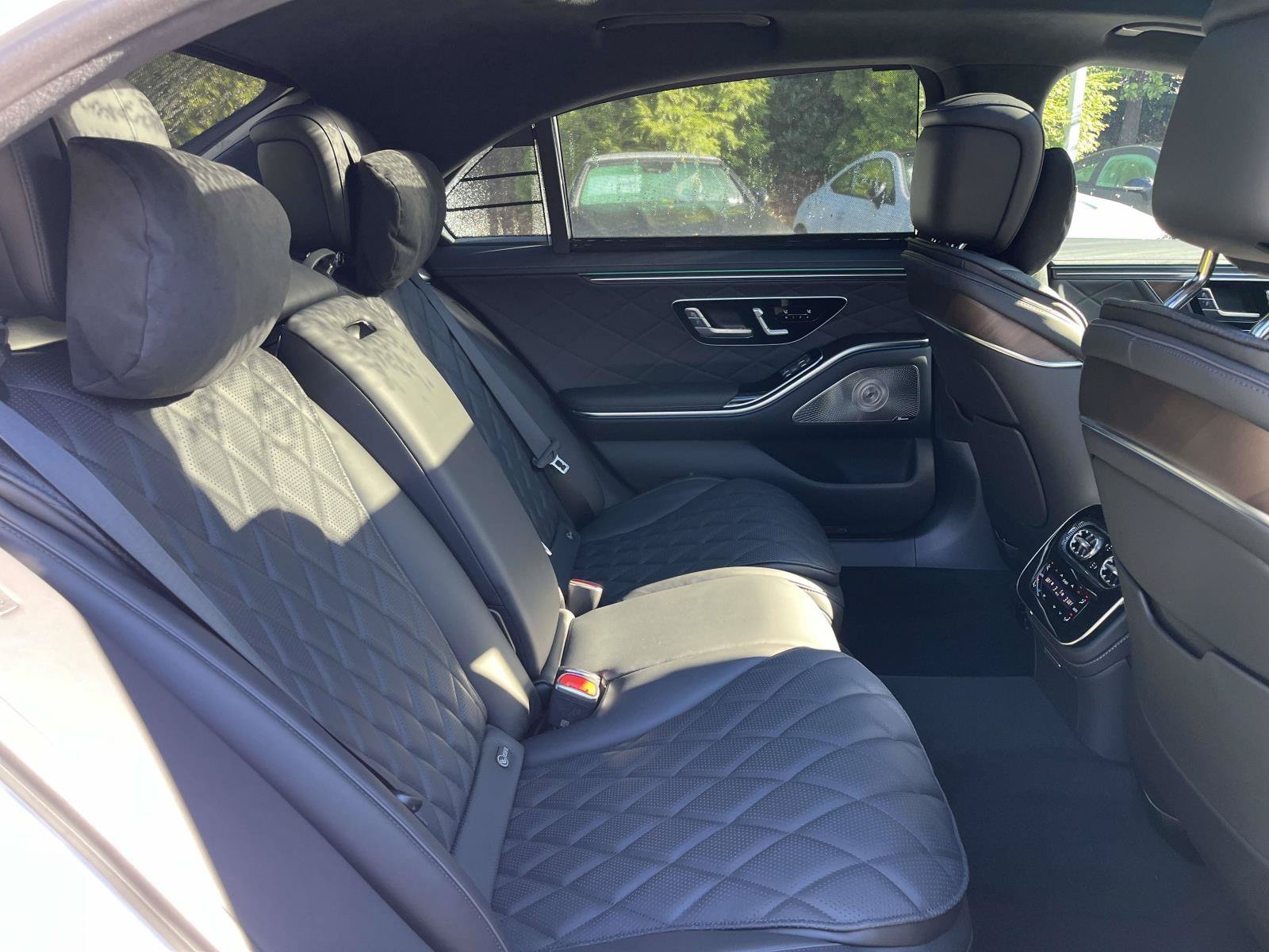 New 2027 MANUFAKTUR Moonlight White Metallic Mercedes-Benz S 580 4MATIC® Sedan image 45