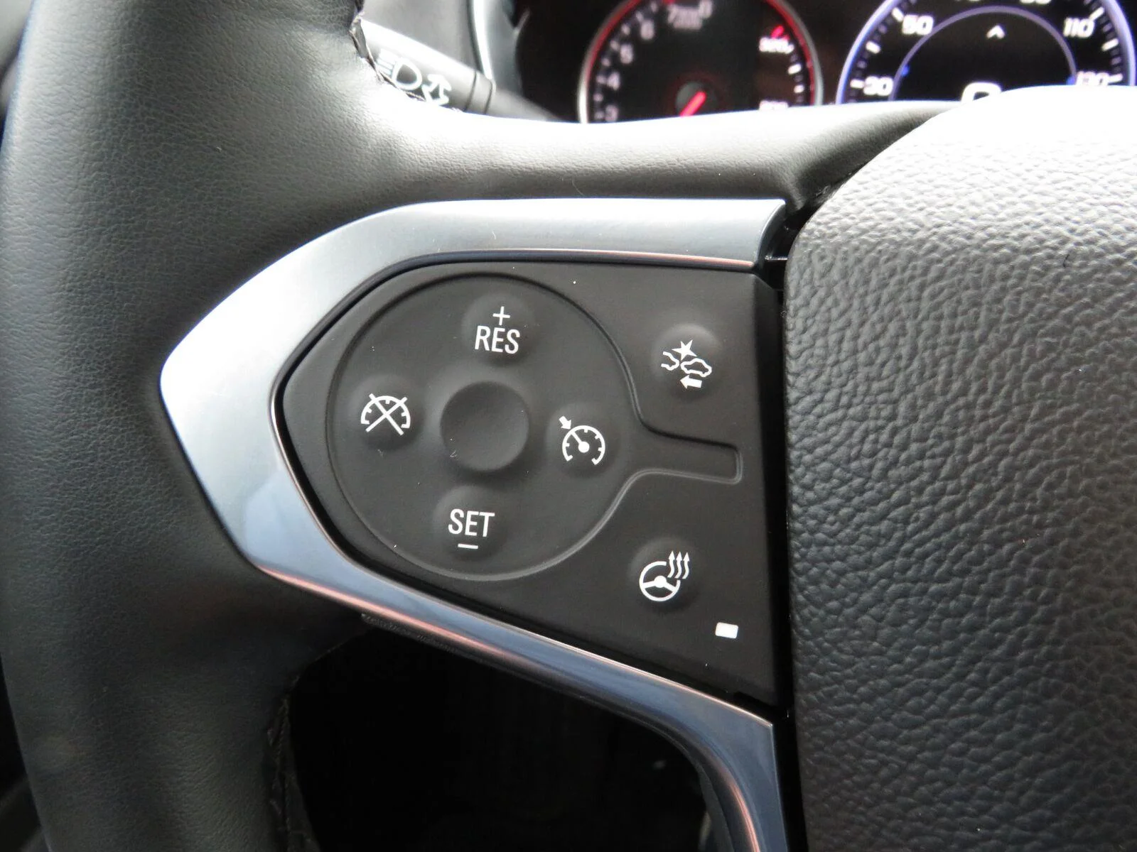 Used 2023 IRIDESCENT PEARL TRICOAT Chevrolet Premier image 32