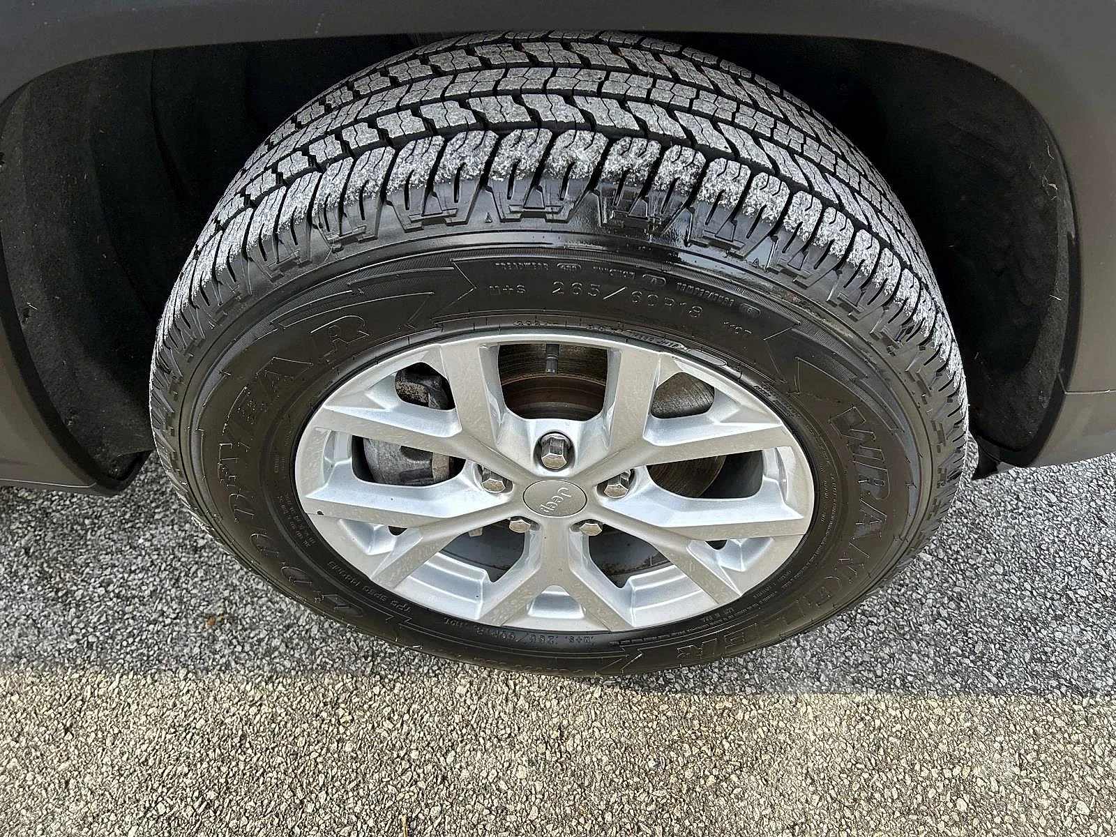 Used 2023 Diamond Black Crystal Pearlcoat Jeep Limited image 6