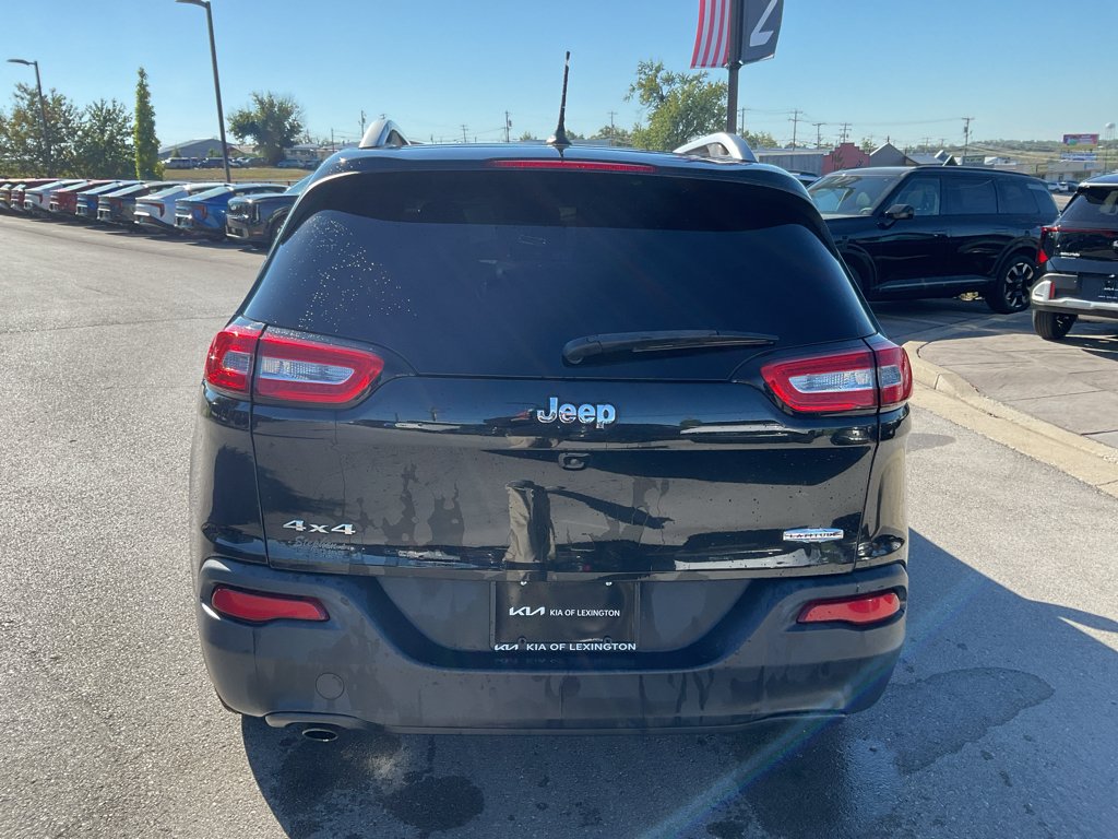 Used 2015 Brilliant Black Crystal Pearlcoat Jeep Latitude image 8