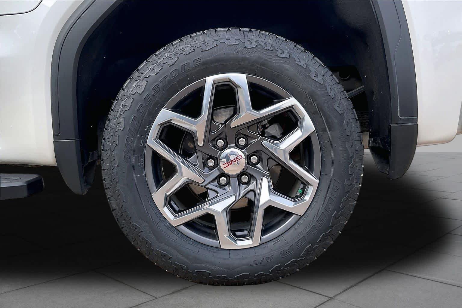 Used 2024 White Frost Tricoat GMC SLT image 10