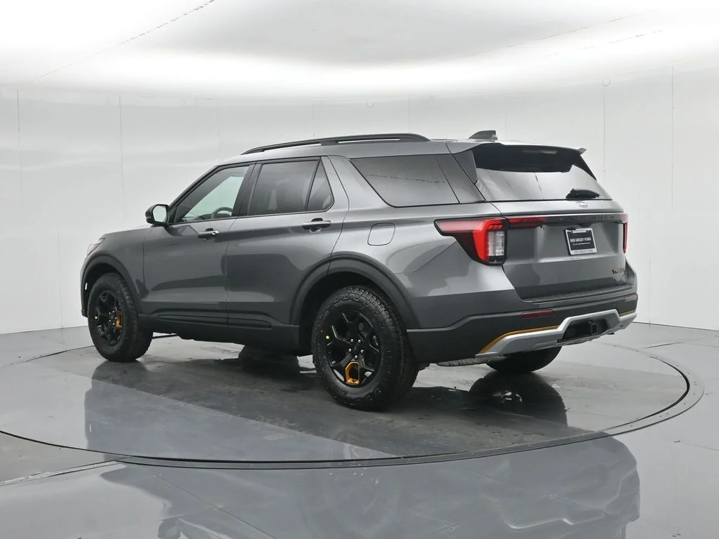 New 2026 Carbonized Gray Metallic Ford Tremor image 6