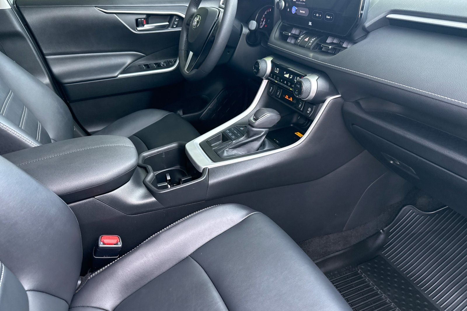 Used 2023  Toyota XLE Premium image 15