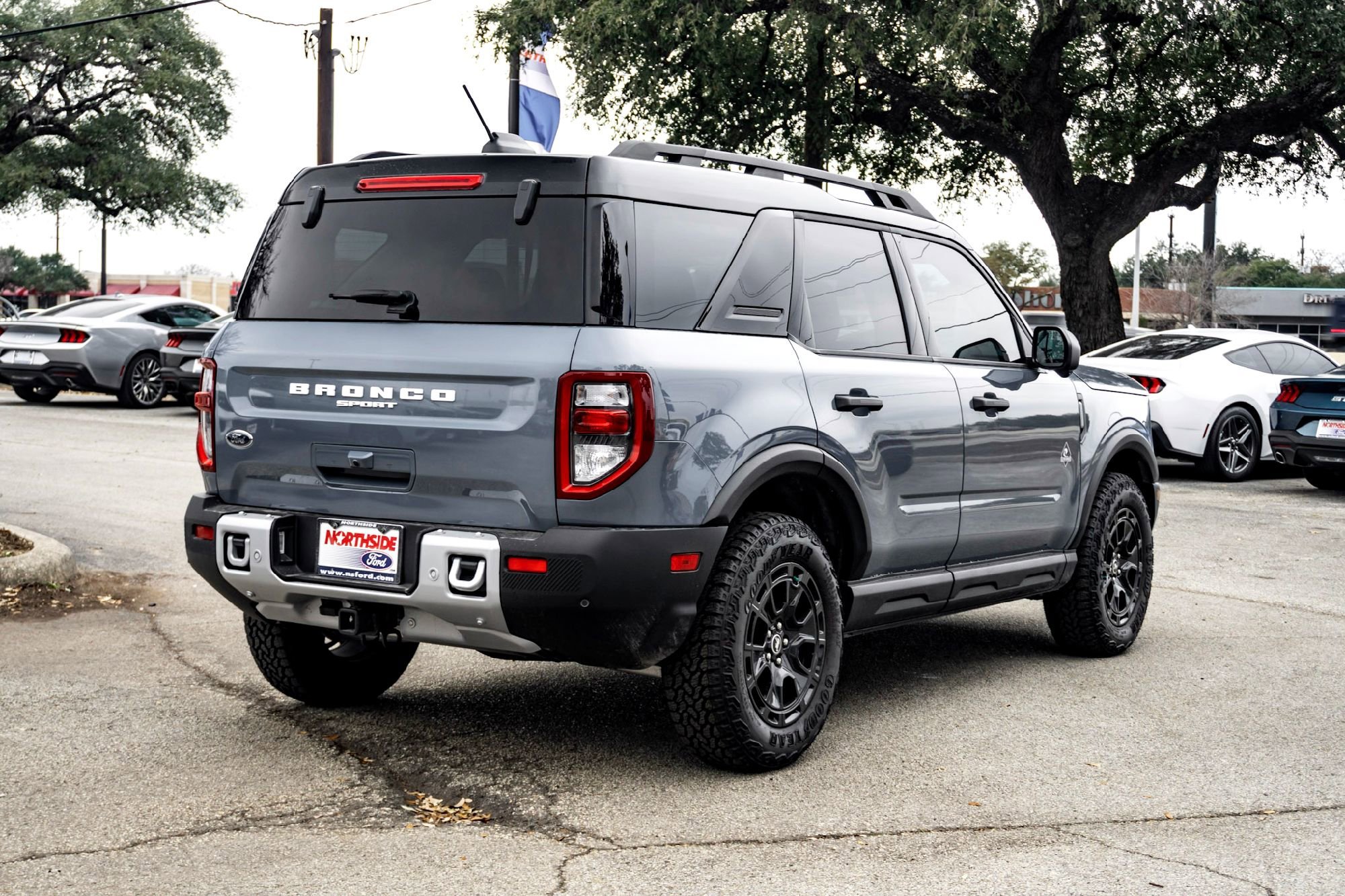 New 2025 Azure Gray Metallic Tri-Coat Ford Outer Banks image 4