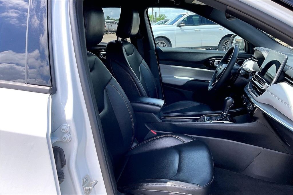 Used 2024 White/off-white Jeep Limited image 30