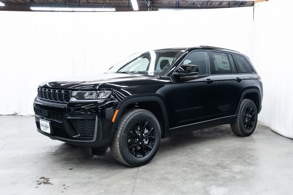New 2026 Diamond Black Crystal Pearl-Coat Exterior Paint Jeep Altitude image 3
