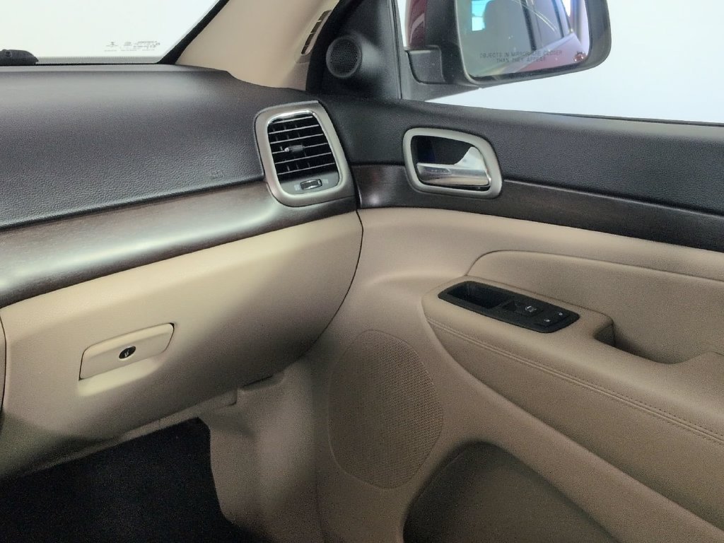 Used 2018 Red Jeep Laredo E image 23