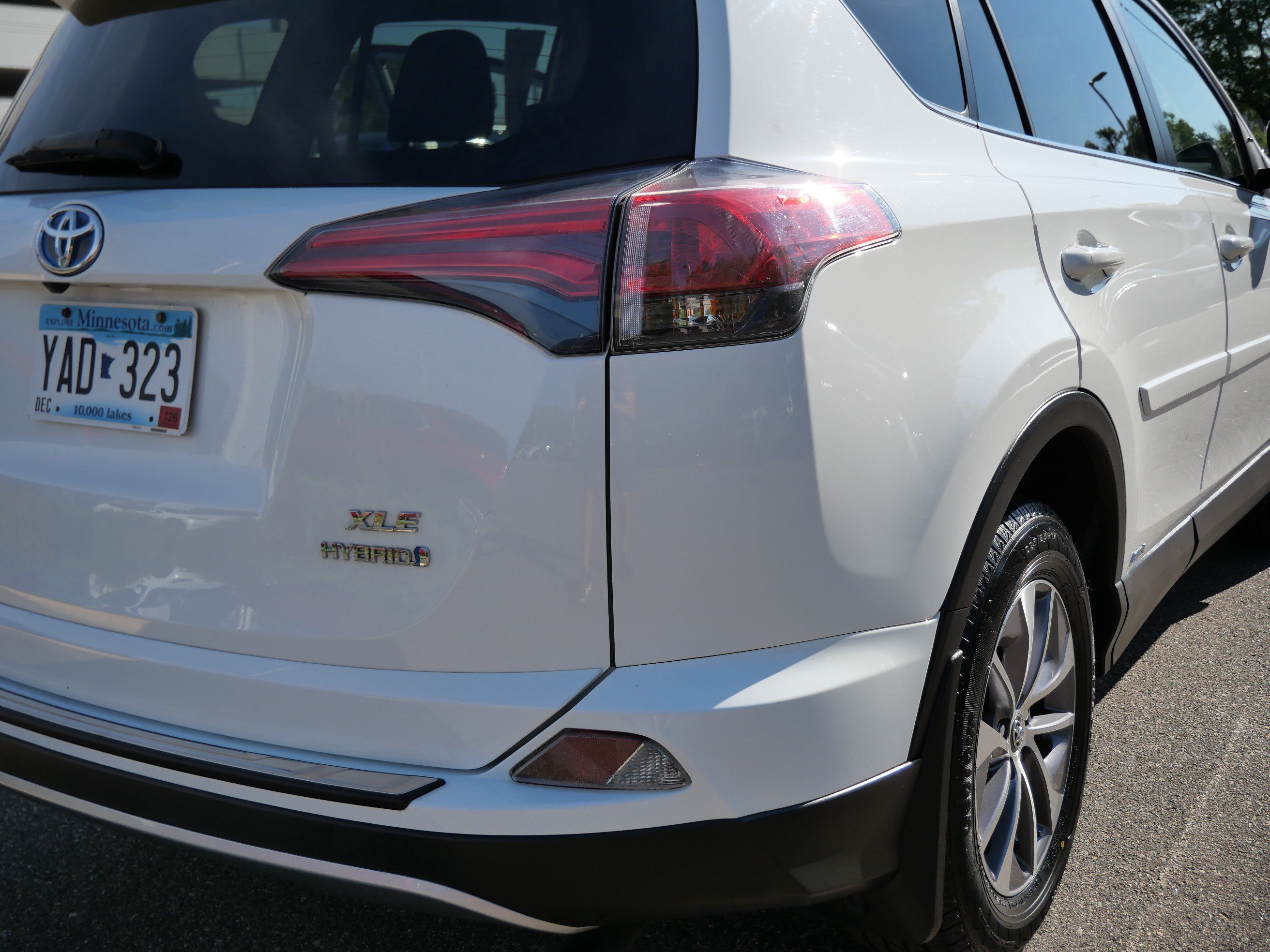 Certified Used 2018 Super White Toyota Hybrid XLE image 17