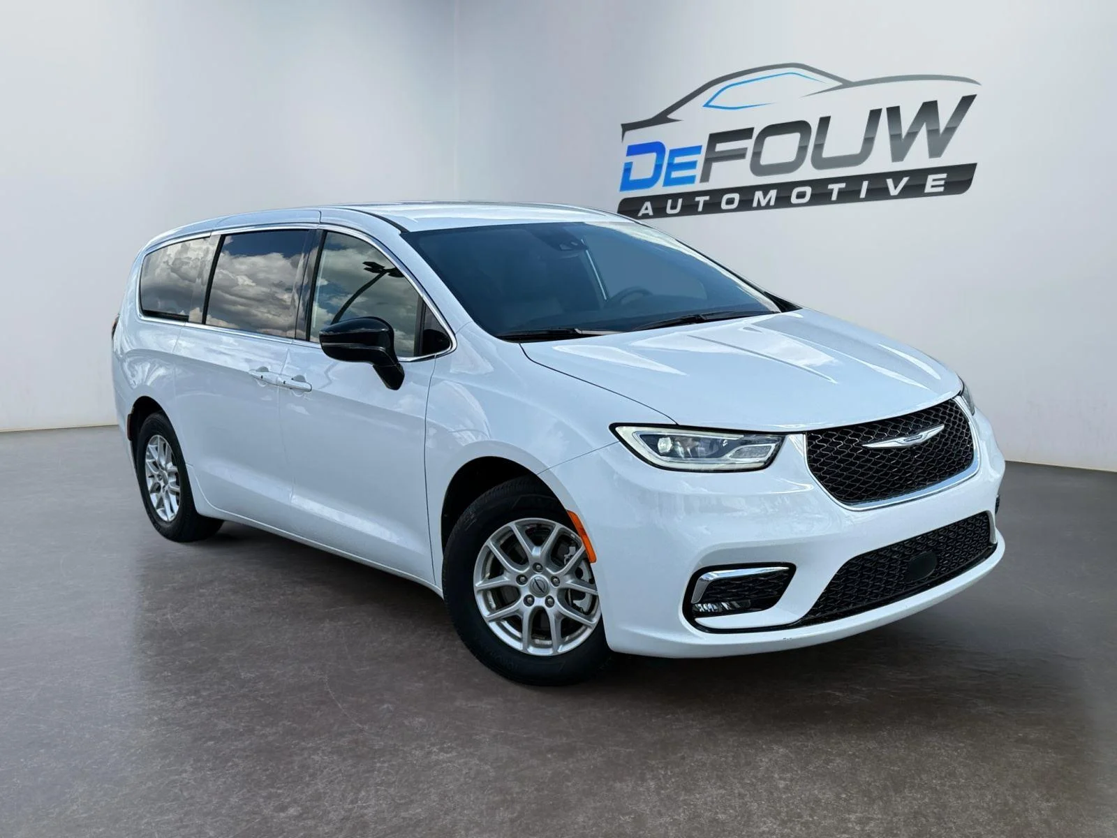2025 Chrysler Pacifica Select's photo