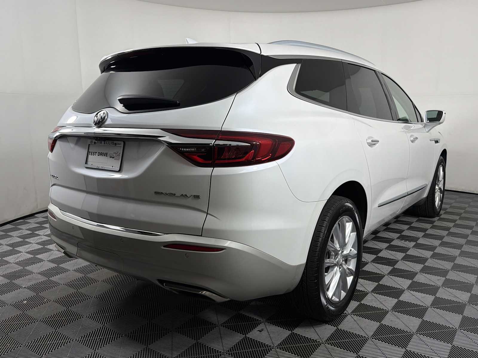 Used 2018 Includes Satin Nickel lower exterior accent color. Buick Premium image 6