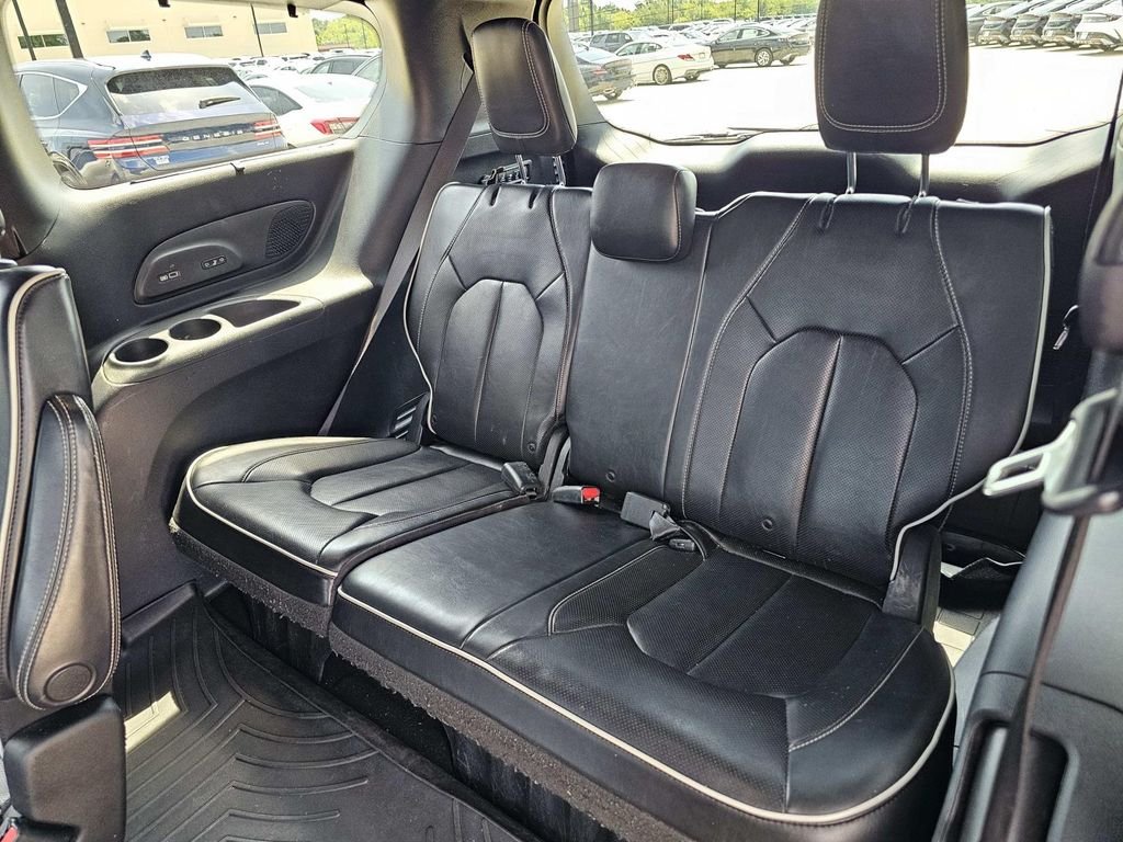 Used 2019 Red Chrysler Limited image 22