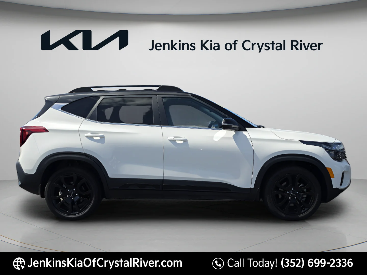 Used 2024 Clear White/Black Roof Kia X-Line image 3