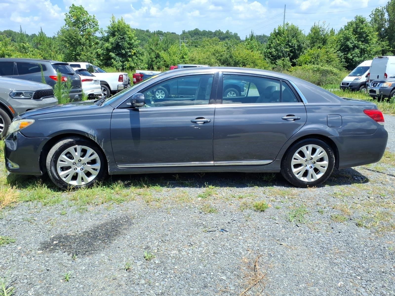 Used 2011 CLASSIC SILVER METALLIC TOYOTA LIMI image 15