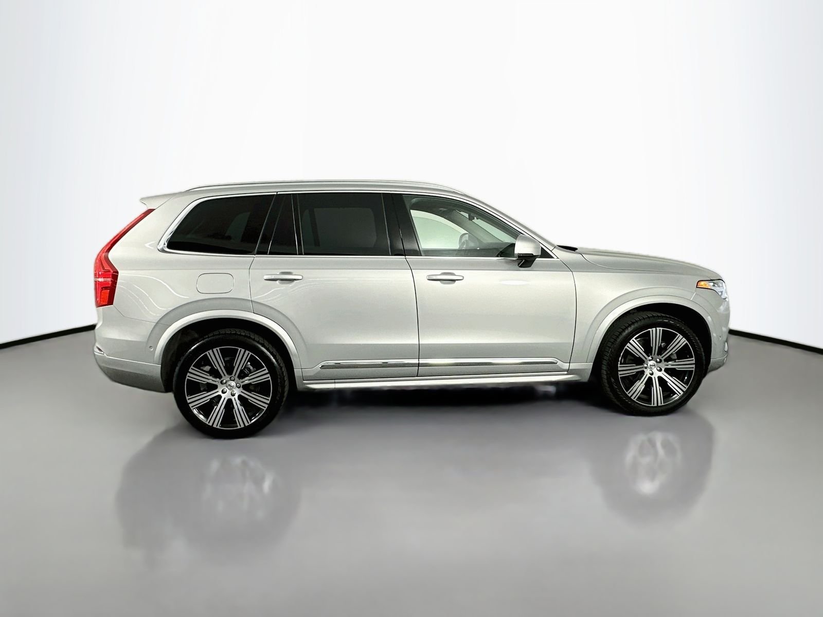 Used 2023 Silver Dawn Metallic Volvo Ultimate image 8