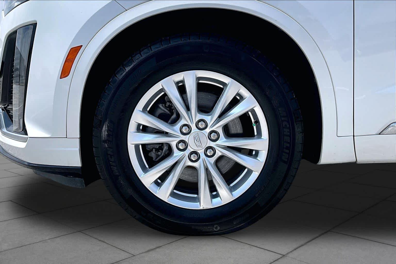 Used 2021 Crystal White Tricoat Cadillac Luxury image 11