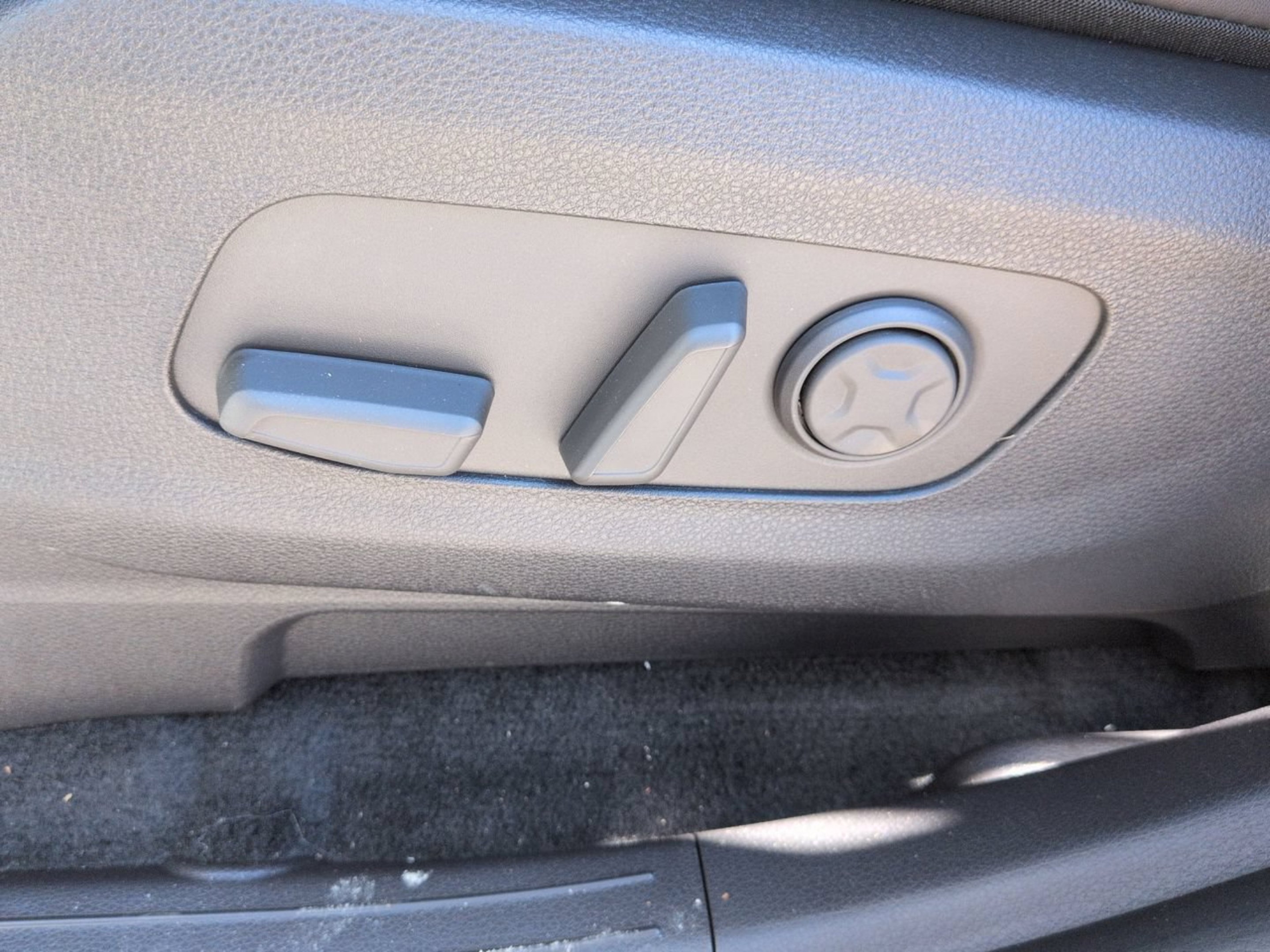 New 2026 Snow White Pearl Kia LXS image 39