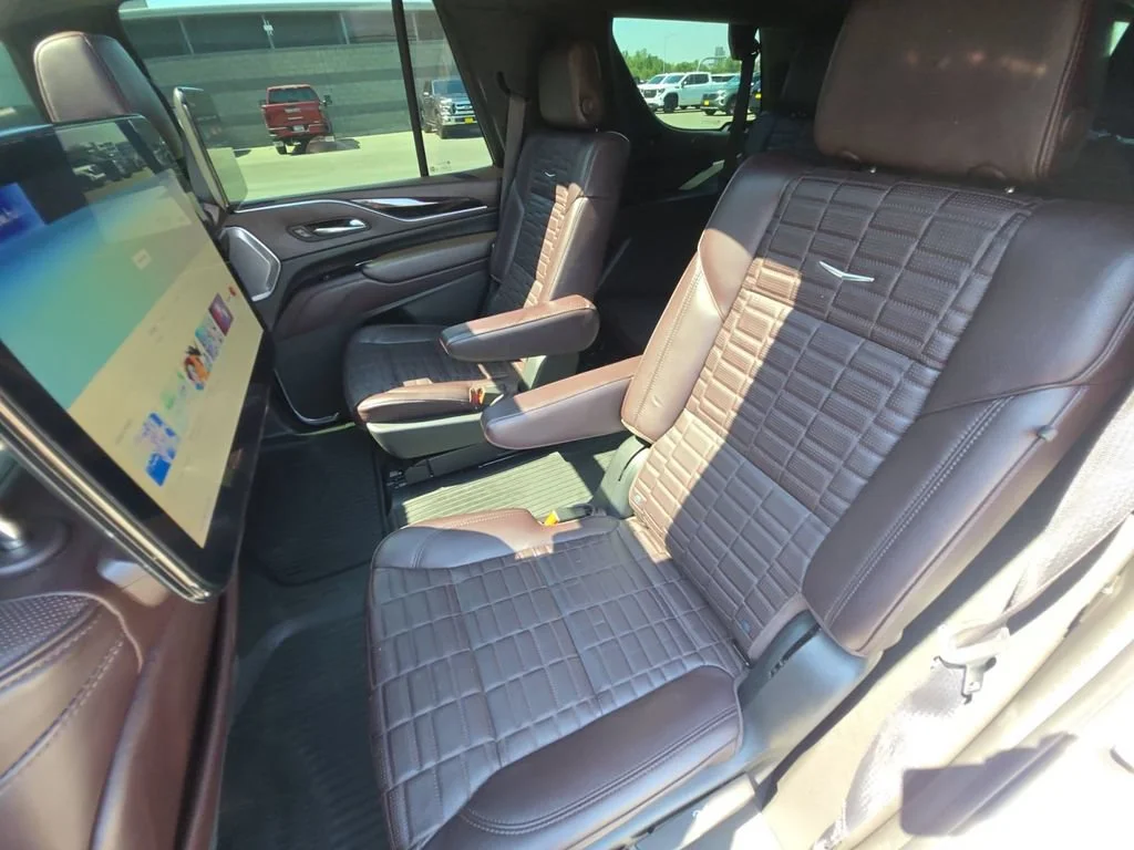 Used 2023 CRYSTAL WHITE TRICOAT Cadillac 4WD Sport Platinum image 28