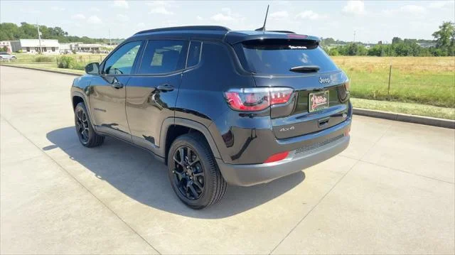 New 2026 Diamond Black Crystal Pearl-Coat Exterior Paint Jeep Latitude image 6