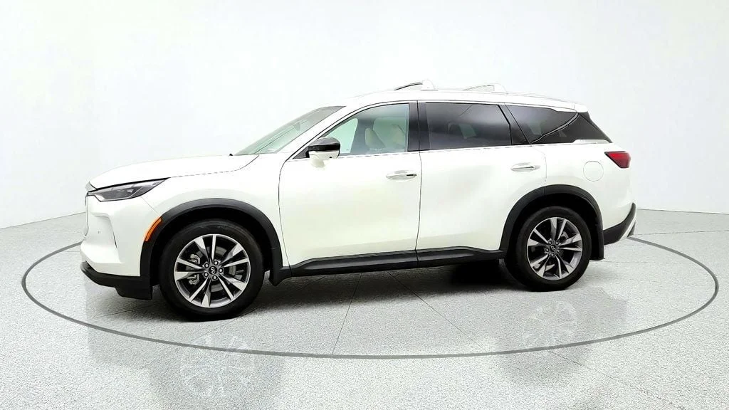 Used 2025 Majestic White INFINITI LUXE AWD image 8