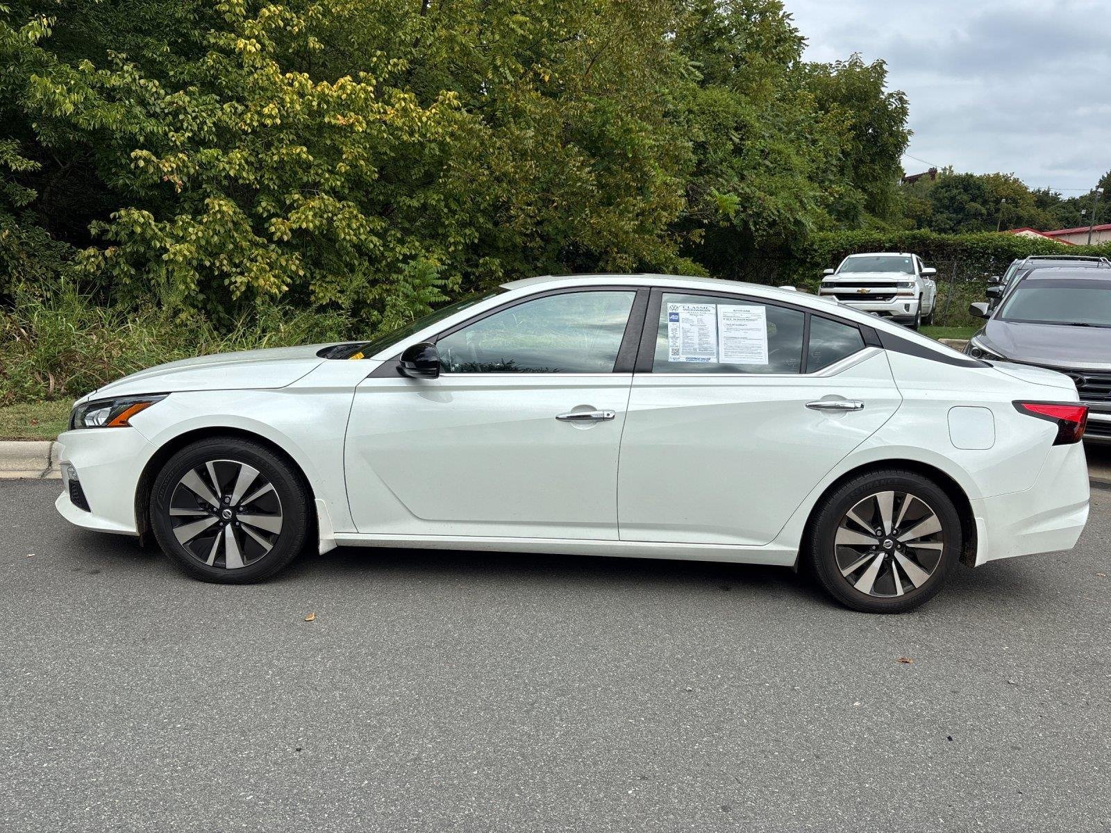 Used 2022 Pearl White Tricoat Nissan 2.5 SV image 2