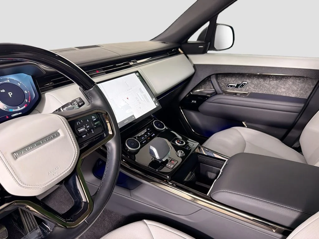 Used 2023 Gray Land Rover SE Dynamic image 24