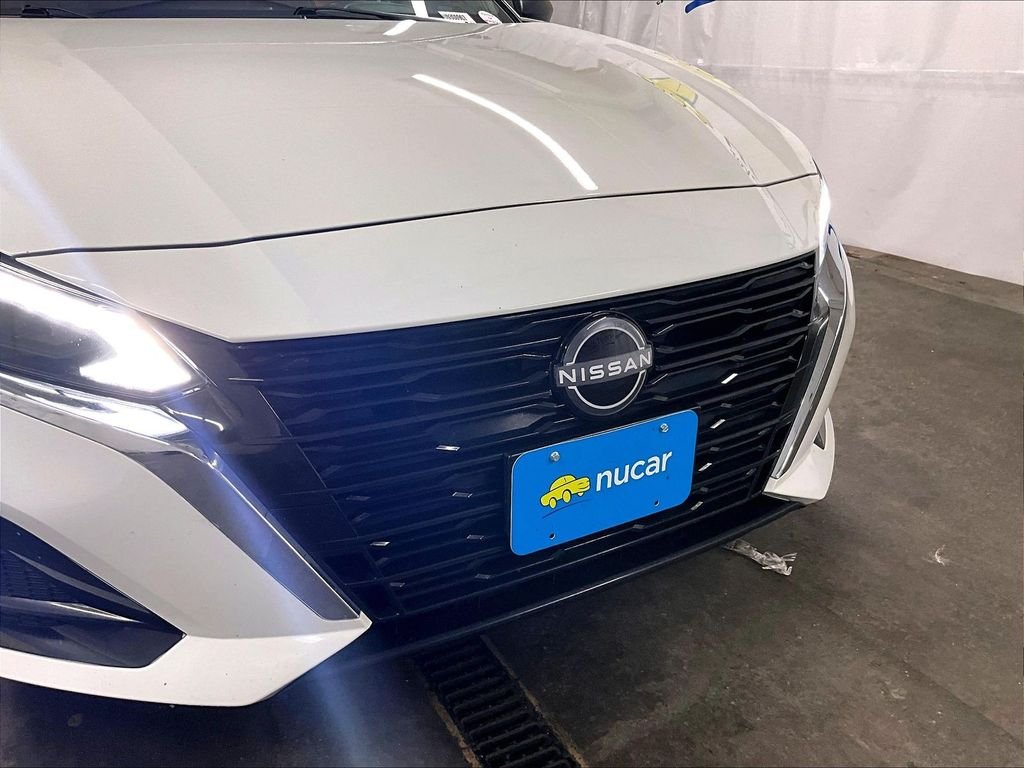 Used 2025 White Nissan 2.5 SV image 30