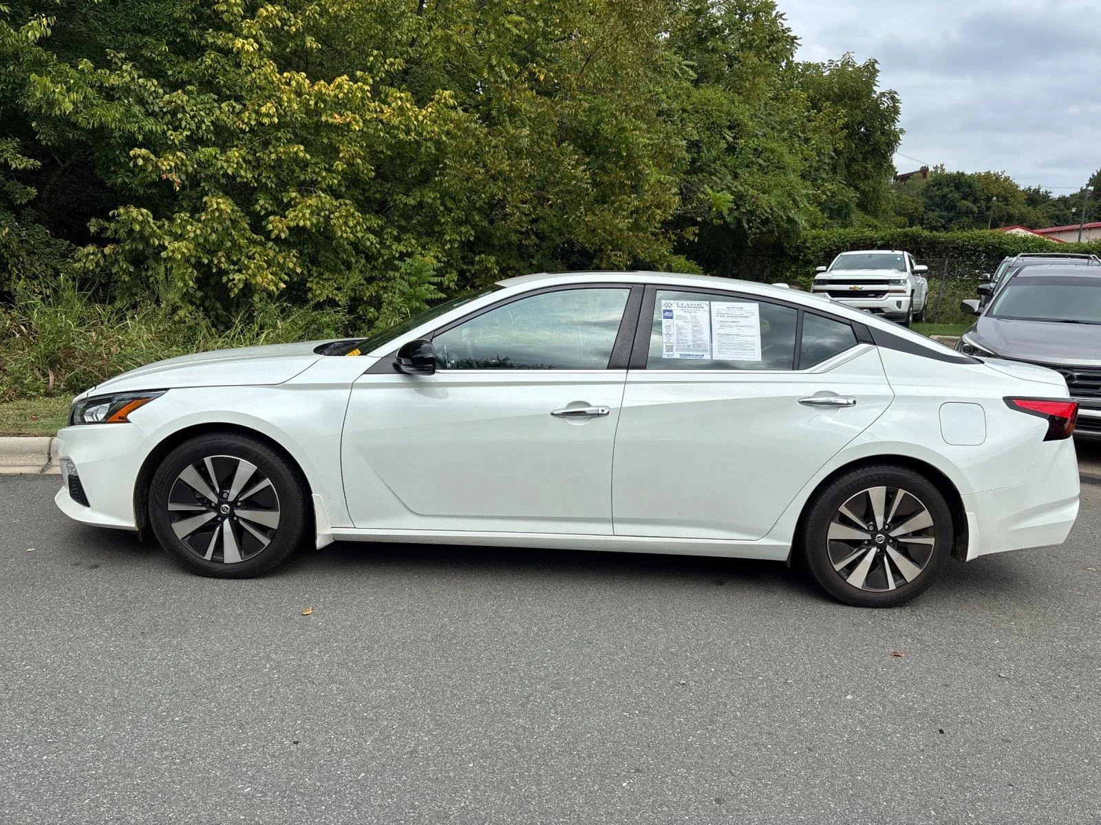 Used 2022 Pearl White Tricoat Nissan 2.5 SV image 2