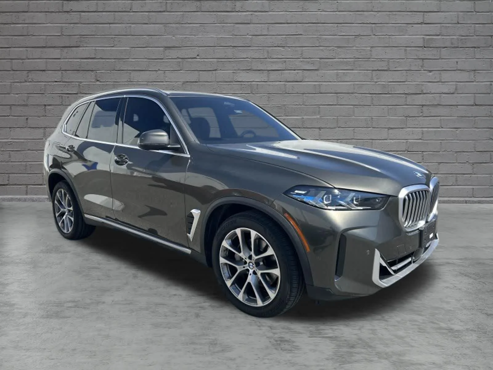 Certified Used 2025 Manhattan Green Metallic BMW xDrive40i image 2