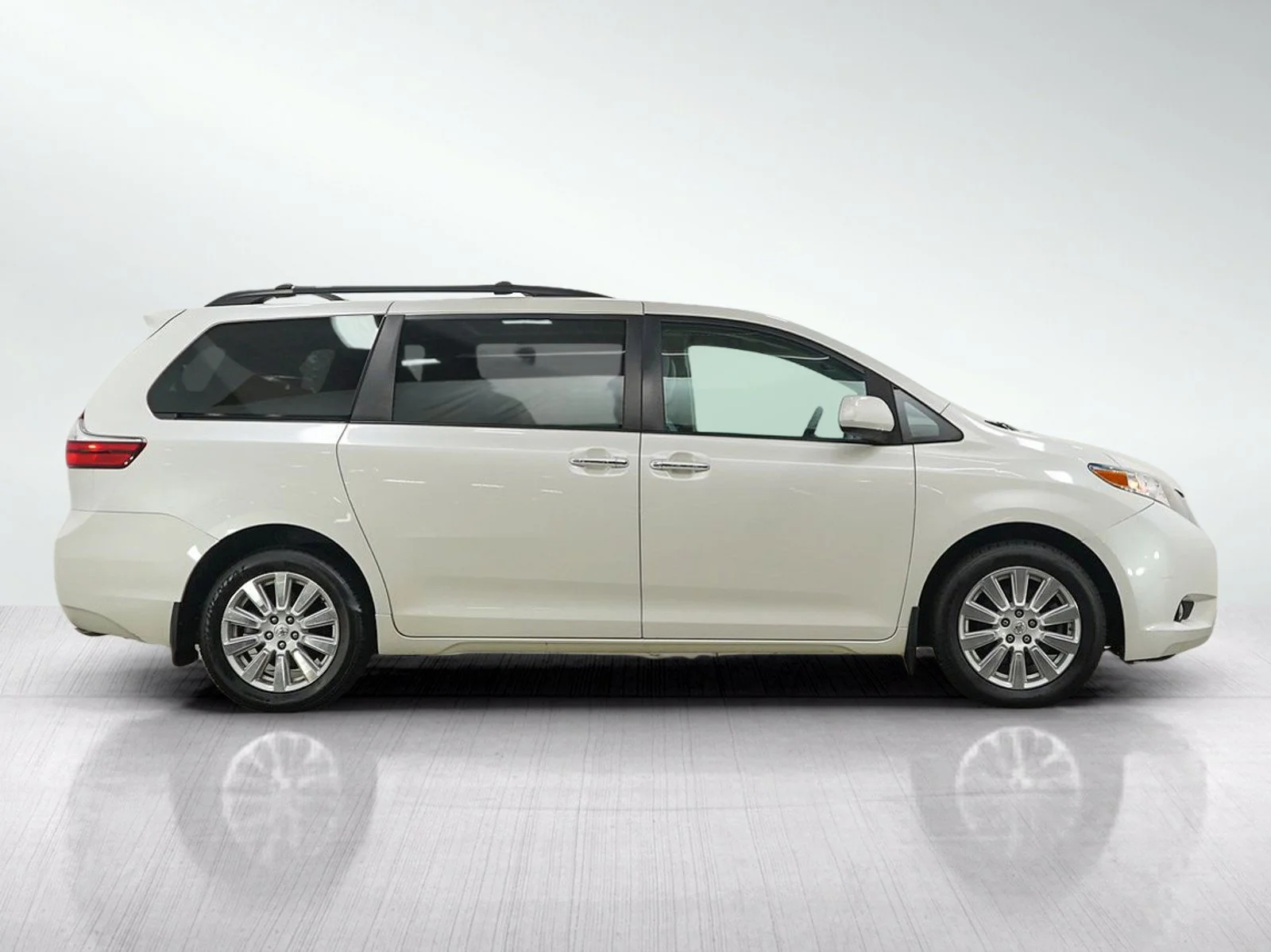 Used 2017 White Toyota XLE image 6