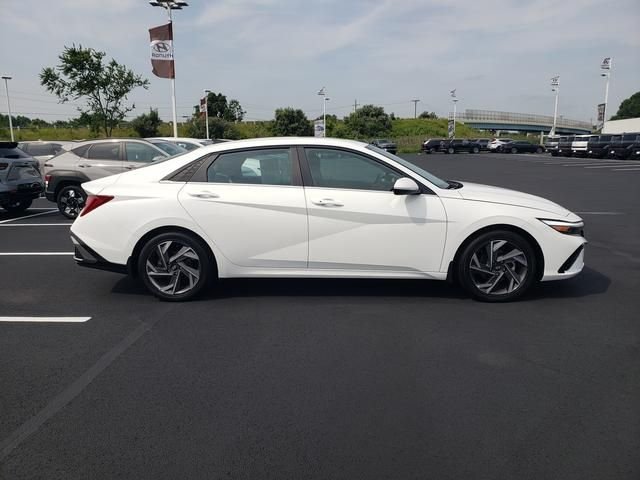 Used 2025 White Hyundai SEL Convenience image 4