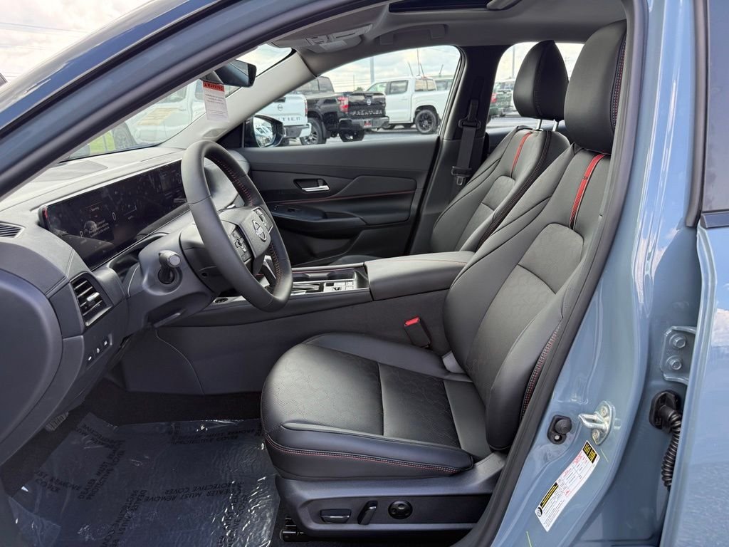 New 2026 Atlantic Gray Metallic / Super Black Two-tone Nissan SR image 4