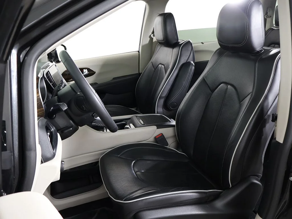 Used 2023 Black Chrysler Limited image 34